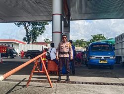 Tindaklanjuti Atensi Kapolresta Manado, Bhabinkamtibmas Polsek Pineleng Tertibkan Antrean dan Cek Kendaraan di SPBU Tateli