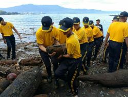Personel Polda Sulut Turut Serta Dalam Kerja Bakti Massal Forkopimda Sulut di Sepanjang Pesisir Pantai Teluk Manado
