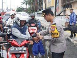 Kapolresta Manado Pimpin Pembagian Takjil Bersama Bhayangkari dan Polwan