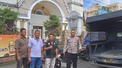 Personil Polsek saat melakukan pengamanan ibadah di gedung gereja.