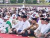 Gubernur Shalat Ied di Sparta Tikala, Duduk Diapit Vicky dan Denny