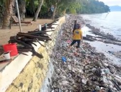 BTNB Tak Peduli, Sampah di Pantai Liang Membludak, Ditangani Warga dan Kecamatan