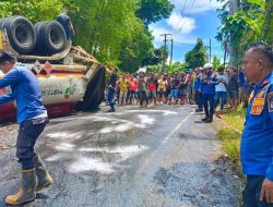Truk Tangki Pertamina Terbalik di Munte, Damkar Minsel Gerak Cepat Sterilkan Tumpahan Solar