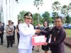 Wabup Fredy Tuda Wakili Bupati, Serahkan Satyalancana Karya Satya dan SK Pensiun Tiga Pejabat Senior