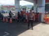 Pastikan Penyaluran Tepat Sasaran, Bhabinkamtibmas Polsek Pineleng Lakukan Pengawasan Distribusi BBM di SPBU Tateli