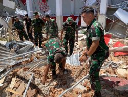 Danrem – Dandim Turut Membersihkan Puing Bangunan Akibat Gempa Hall B KONI Sulut
