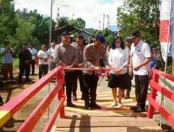 Dansat Brimob Polda Sulawesi Utara Resmikan Jembatan Penghubung di Ranotongkor