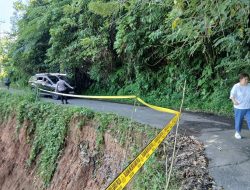 Kapolsek Tompasobaru Turun Langsung, Jalan Longsor Dipasangi Garis Polisi