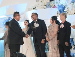 Penuh Sukacita, Wabup Theodorus Kawatu Hadiri Resepsi Pernikahan Putra Gubernur Sulut