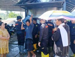 Satuan Brimob Bergerak Bantu Masyarakat Pasca Banjir Bandang di Bolmong