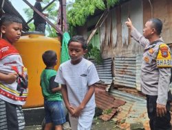 Gerak Cepat Polsek Singkil, Amankan Lokasi Pohon Tumbang dan Bantu Warga Terdampak Cuaca Ekstrem
