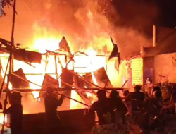 Tragedi Kebakaran di Motoling Barat, Warga Raanan Baru Berjuang Padamkan Api dengan Alat Seadanya