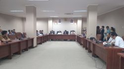 RDP Komisi III DPRD Sulawesi Utara bersama Pemprov Sulut, PT MSM, BPJN dan perwakilan warga. Foto Rudi Loho.