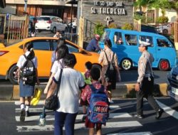 Humanis di Pagi Hari, Personel Polsek Malalayang Bantu Pelajar Menyeberang dan Urai Kemacetan