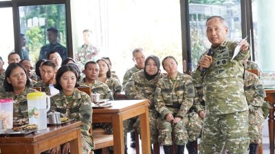 Pangdam XIII/Merdeka Mayjen TNI Mirza Agus memberikan pembekalan kepada peserta Sarjana Penggerak Pembangunan Indonesia (SPPI) di Rindam XIII/Merdeka, Tomohon, Rabu (1/7/2026).
