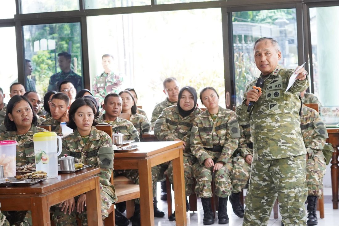 Pangdam XIII/Merdeka Mayjen TNI Mirza Agus memberikan pembekalan kepada peserta Sarjana Penggerak Pembangunan Indonesia (SPPI) di Rindam XIII/Merdeka, Tomohon, Rabu (1/7/2026).