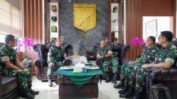 Pangdam XIII/Merdeka Mayjen TNI Mirza Agus menerima audiensi Wakil Kepala Staf Teritorial (Wakaster) TNI Mayjen TNI Suhardi bersama rombongan di Markas Kodam XIII/Merdeka, Kamis (9/7/2026).