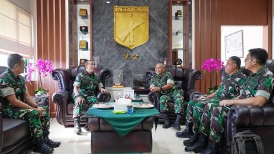 Pangdam XIII/Merdeka Mayjen TNI Mirza Agus menerima audiensi Wakil Kepala Staf Teritorial (Wakaster) TNI Mayjen TNI Suhardi bersama rombongan di Markas Kodam XIII/Merdeka, Kamis (9/7/2026).