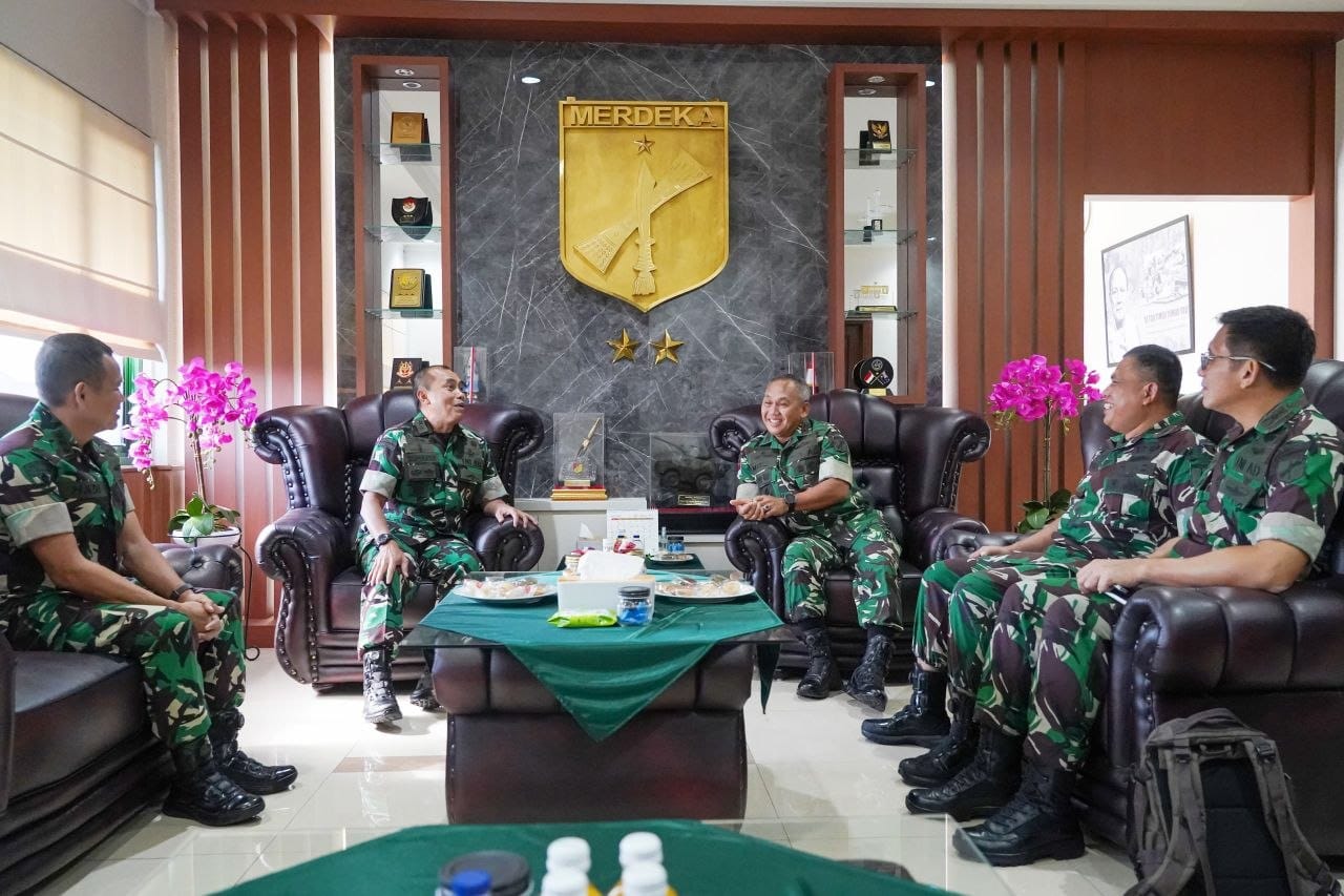 Pangdam XIII/Merdeka Mayjen TNI Mirza Agus menerima audiensi Wakil Kepala Staf Teritorial (Wakaster) TNI Mayjen TNI Suhardi bersama rombongan di Markas Kodam XIII/Merdeka, Kamis (9/7/2026).