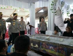 Kapolda Sulut Melayat ke Rumah Duka Almarhum Briptu Excel Mamuli