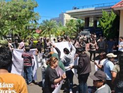 Polresta Manado Amankan Aksi Unjuk Rasa Forum Perjuangan Masyarakat Kambahu di Kantor KPKNL