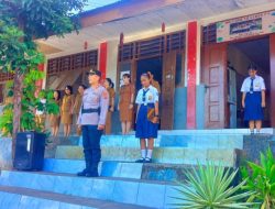 Police Goes to School, Wakapolsek Malalayang Jadi Pembina Upacara di SMP Negeri 8 Manado