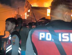 Respon Cepat Laporan 112/110, Polisi Amankan Area Kebakaran dan Evakuasi Warga Saat Kebakaran di Pakowa
