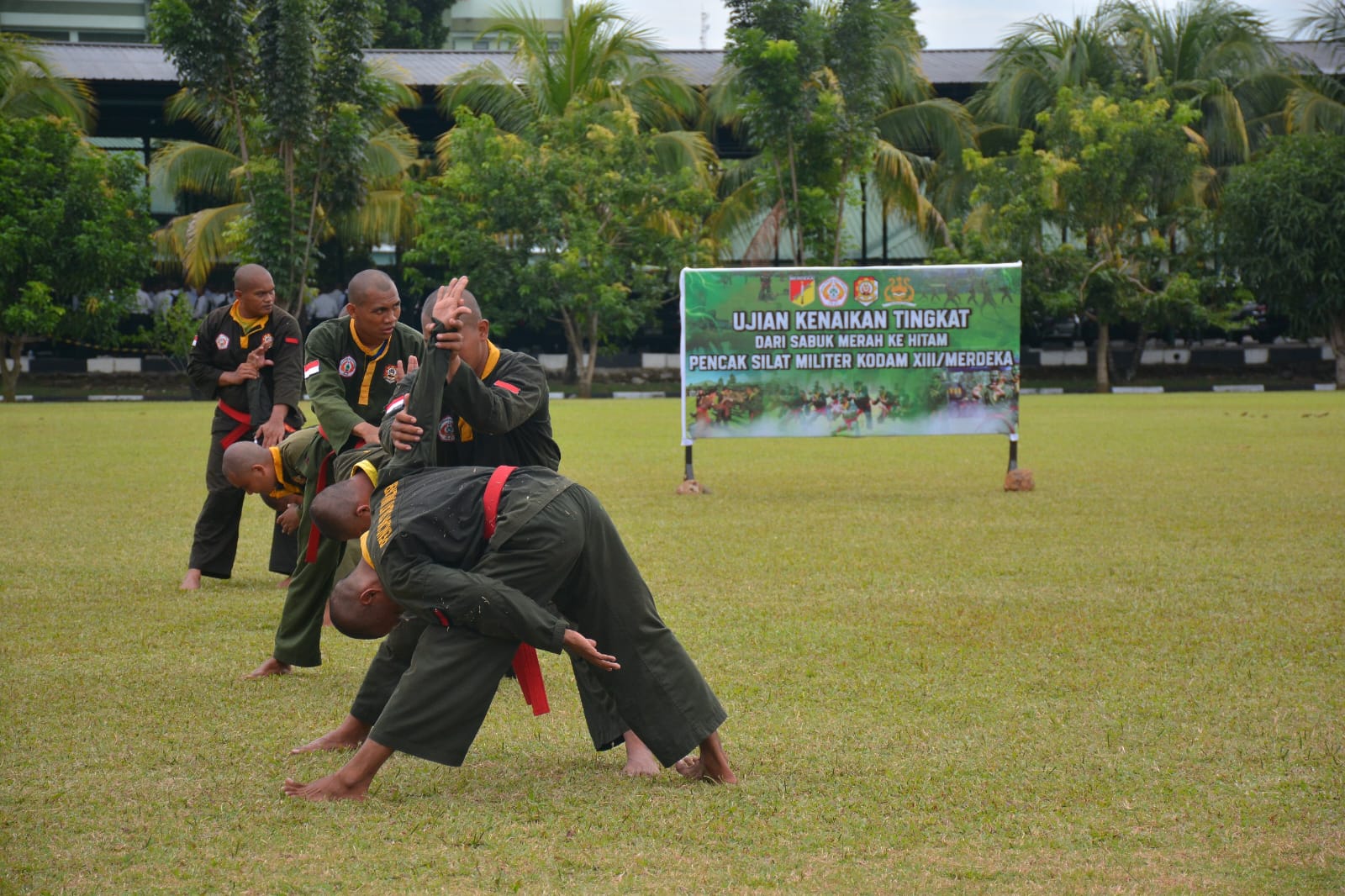 Uji Kenaikan Tingkat (UKT) Sabuk Hitam Pencak Silat Militer (PSM) yang diikuti 62 prajurit di Lapangan Makodam XIII/Merdeka, Rabu (8/7/2026).