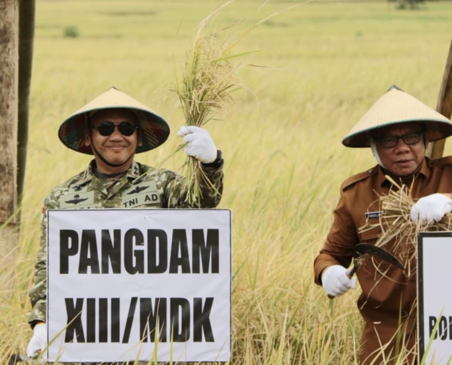 Pangdam XIII/Merdeka Mayjen TNI Mirza Agus, S.I.P., menghadiri Panen Raya Padi Serentak Program Ketahanan Pangan TNI di Desa Tapadaka Timur, Kecamatan Dumoga, Kabupaten Bolaang Mongondow, Selasa (14/7/2026).