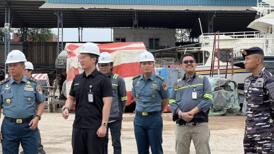 Dankodaeral VIII Laksda TNI Dery Triesananto Suhendi, S.E., M.Tr.Opsla., meninjau proses refurbishment KRI Pandrong-801 di Galangan PT Palindo Marine, Batam, Minggu (26/7/2026).