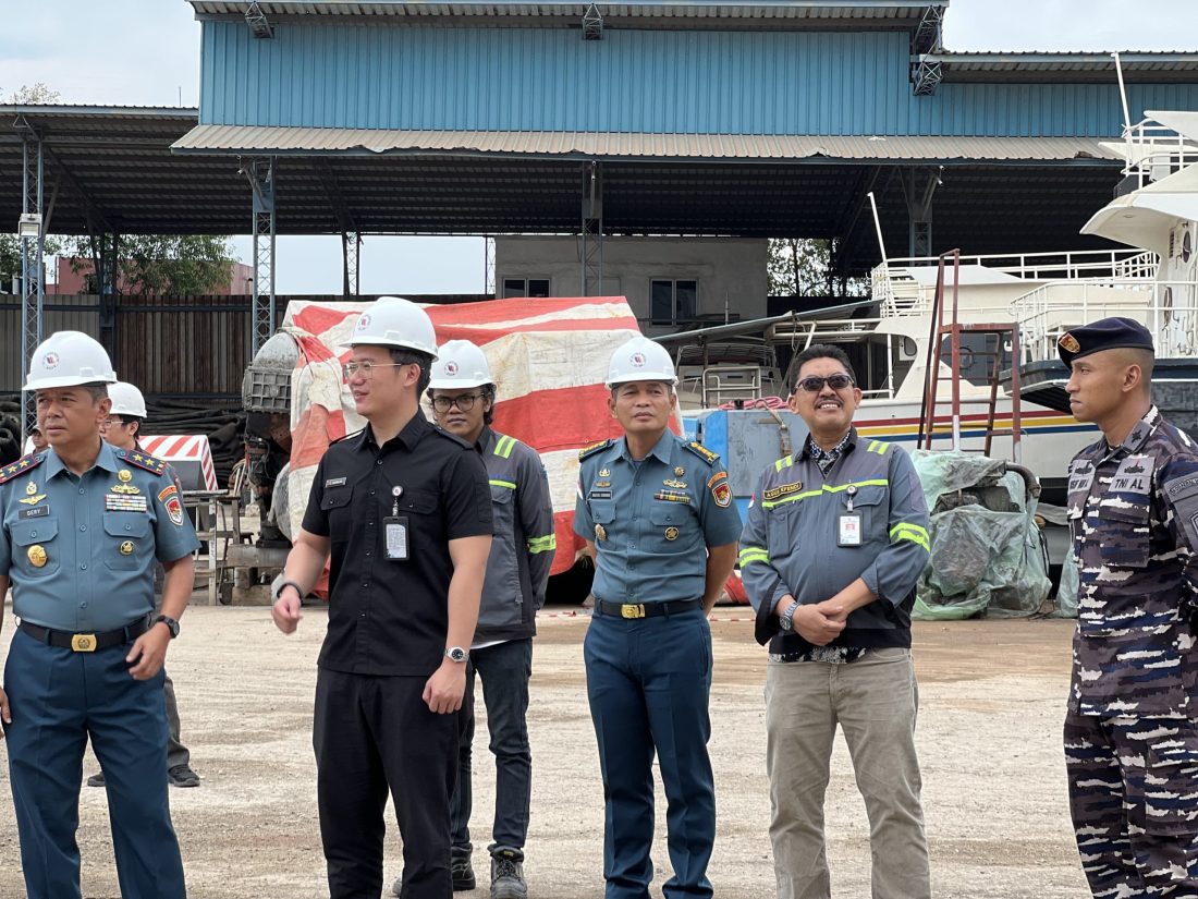 Dankodaeral VIII Laksda TNI Dery Triesananto Suhendi, S.E., M.Tr.Opsla., meninjau proses refurbishment KRI Pandrong-801 di Galangan PT Palindo Marine, Batam, Minggu (26/7/2026).