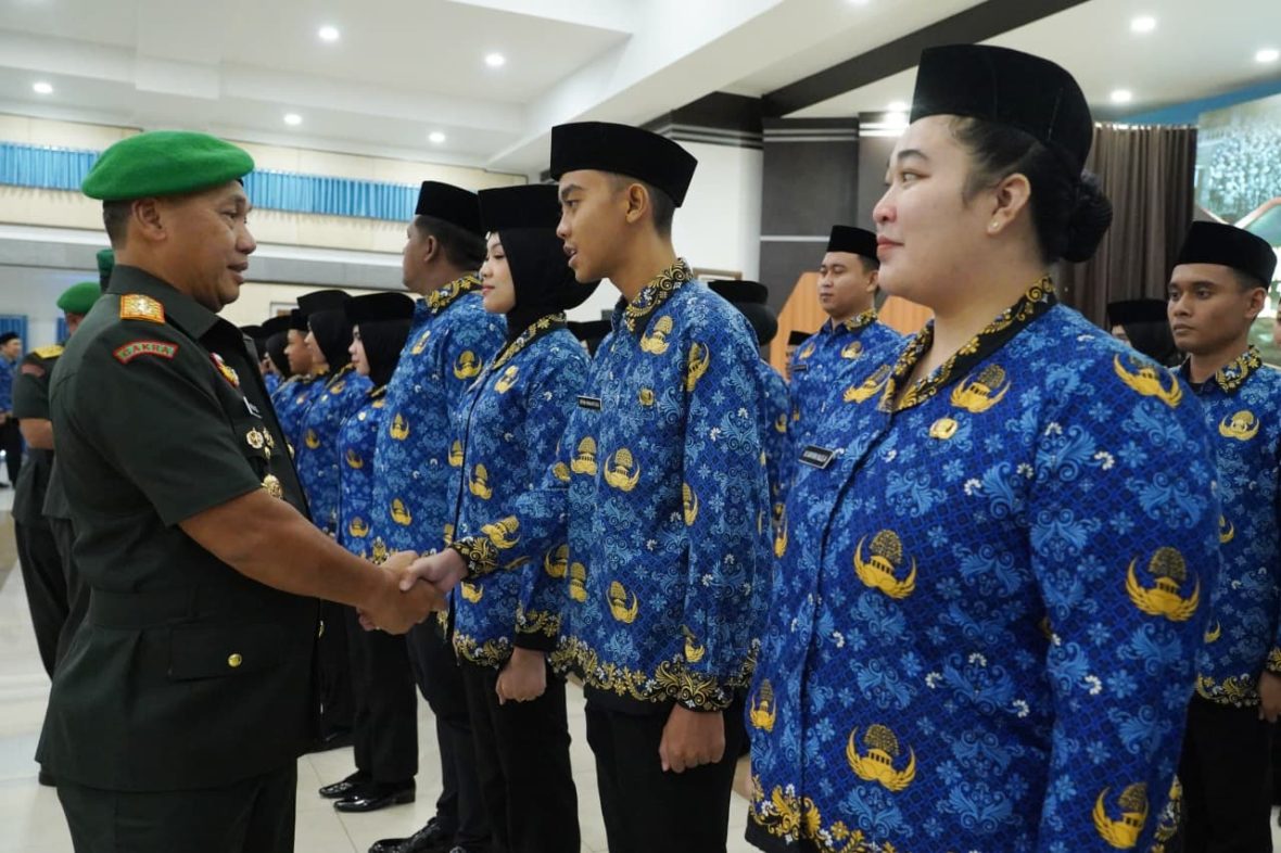 115 Pegawai Negeri Sipil (PNS) Kodam XIII/Merdeka resmi mengucapkan sumpah janji yang dipimpin Panglima Kodam XIII/Merdeka Mayjen TNI Mirza Agus