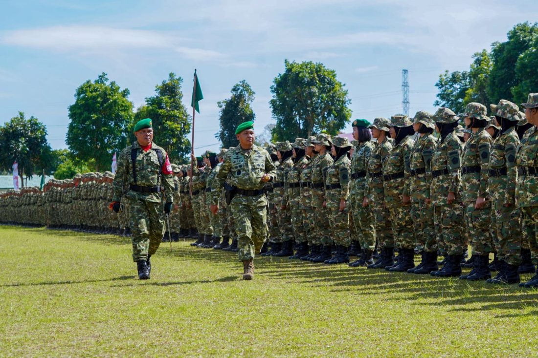 Panglima Kodam XIII/Merdeka Mayjen TNI Mirza Agus, S.I.P., memimpin upacara penutupan Pendidikan dan Pelatihan Sarjana Penggerak Pembangunan Indonesia (SPPI) Koperasi Desa/Kelurahan Merah Putih (KDKMP) dan Kampung Nelayan Merah Putih (KNMP) Tahun 2026.(ist)