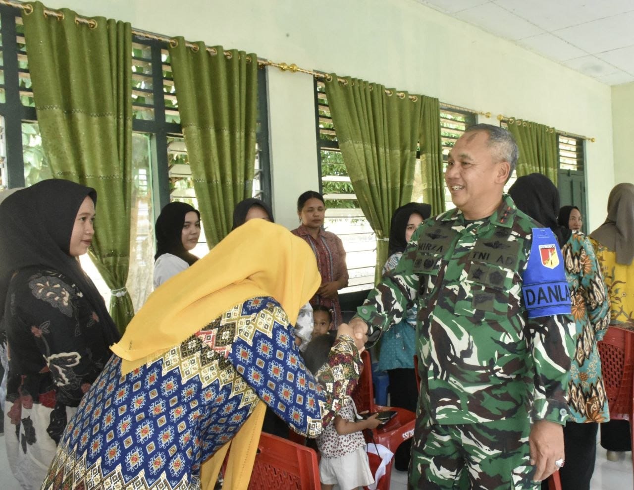 Panglima Kodam XIII/Merdeka, Mayor Jenderal TNI Mirza Agus, S.I.P., mengunjungi prajurit beserta keluarga di Kompi Senapan A Yonif 713/Satya Tama dan Koramil 1314-01/Kwandang, Jumat (1/8/2026).