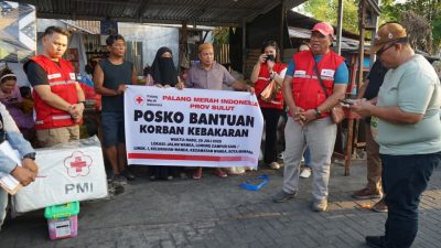 Palang Merah Indonesia (PMI) Provinsi Sulawesi Utara bersama PMI Kota Manado menyalurkan bantuan kemanusiaan kepada korban kebakaran di Kelurahan Wanea, Kecamatan Wanea, Kota Manado.