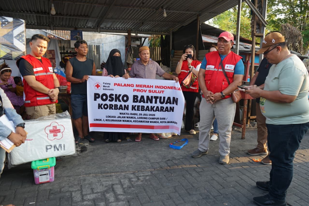 Palang Merah Indonesia (PMI) Provinsi Sulawesi Utara bersama PMI Kota Manado menyalurkan bantuan kemanusiaan kepada korban kebakaran di Kelurahan Wanea, Kecamatan Wanea, Kota Manado.
