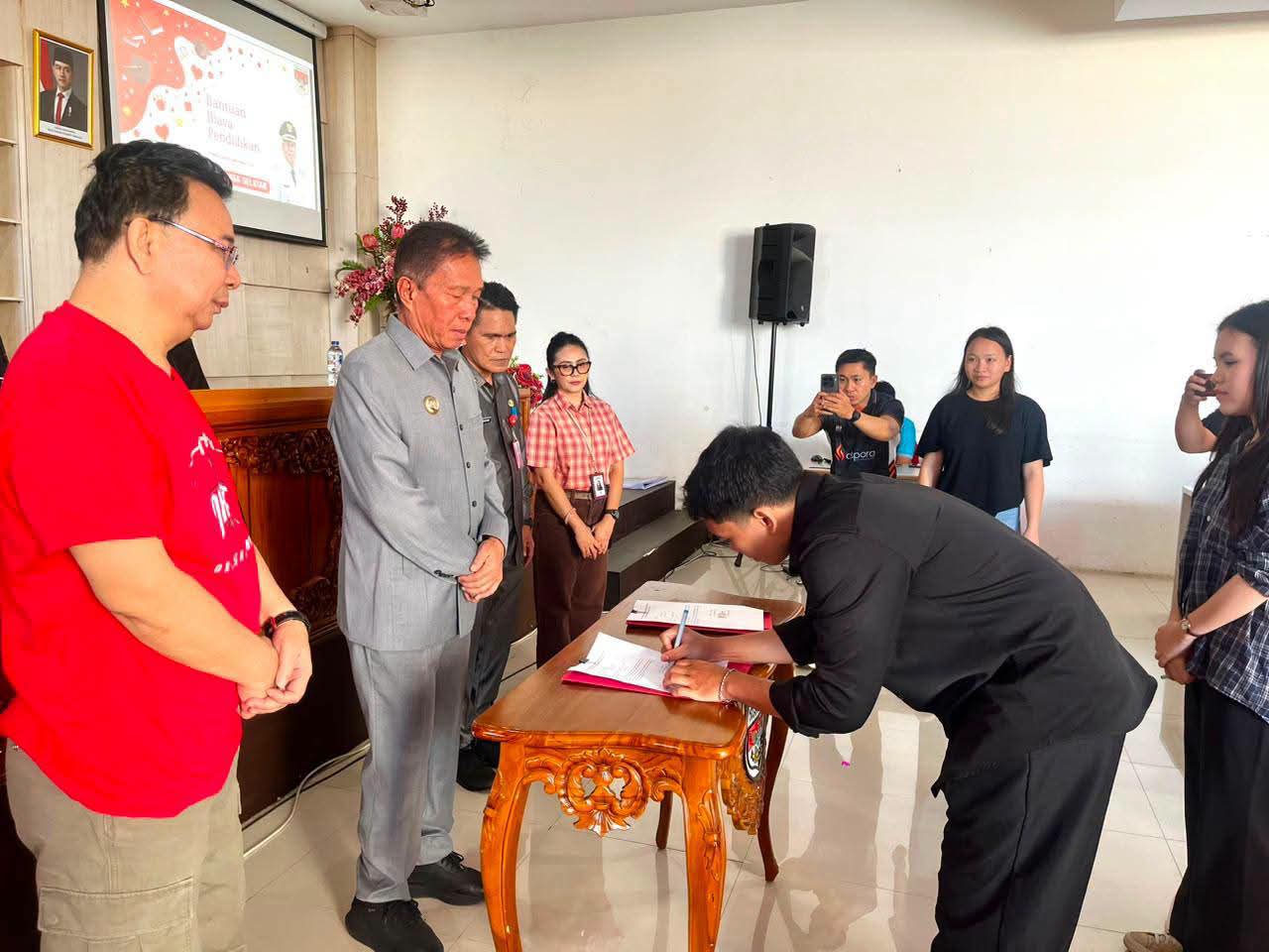 Penandatanganan Surat Pernyataan Tanggung Jawab Mutlak (SPTJM) bagi para penerima bantuan tersebut dihadiri Bupati Minahasa Selatan Franky Donny Wongkar, S.H. (ist)