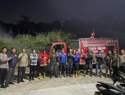 Sinergi Polsek Wori, TNI Bersama Damkar dan Warga Berhasil Padamkan Kebakaran Lahan di Samping TPA Ilo-Ilo