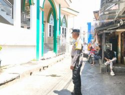 Pastikan Keamanan Beribadah, Bhabinkamtibmas Polsek Sario Pantau Pelaksanaan Salat Jumat di Masjid Miftahul Jannah