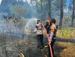 Satbrimob Polda Sulut Lakukan Pemadaman Kebakaran Hutan Gunung Soputan 