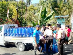 Hadapi Kemarau, Pramuka SMKN 1 Kaidipang Salurkan 500 Galon Air Bersih ke Warga Komus