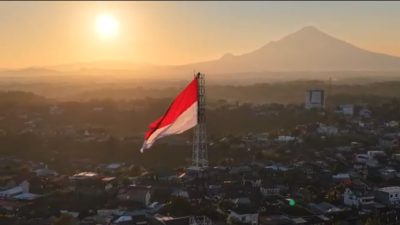 Kodam XIII/Merdeka mengawali rangkaian peringatan Hari Ulang Tahun (HUT) ke-81 Kemerdekaan Republik Indonesia dengan mengibarkan Bendera Merah Putih raksasa di puncak Menara Tower Makodam XIII/Merdeka, Kota Manado, Sulawesi Utara, Sabtu (1/8/2026).