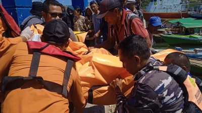 Suasana liburan di Pantai Pulau Bogisa, Kabupaten Gorontalo Utara, berubah menjadi duka setelah seorang wisatawan lokal meninggal dunia akibat terseret arus laut, Minggu (2/8/2026) pagi dan tampak Dua Personel Posal Kwandang ikut mengevakuasi.(ist)