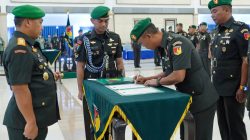 Pangdam XIII/Merdeka, Mayjen TNI Mirza Agus, S.I.P., memimpin Serah Terima Jabatan (Sertijab) sejumlah pejabat utama Kodam di Grhadika Jaya Sakti Makodam XIII/Merdeka, Manado, Rabu 5/8. (ist)