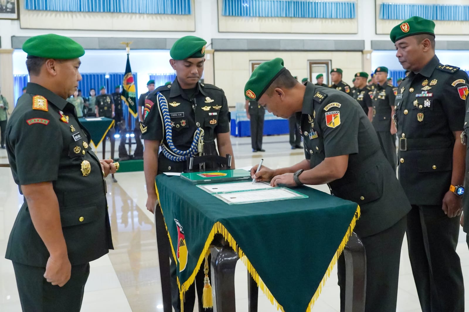 Pangdam XIII/Merdeka, Mayjen TNI Mirza Agus, S.I.P., memimpin Serah Terima Jabatan (Sertijab) sejumlah pejabat utama Kodam di Grhadika Jaya Sakti Makodam XIII/Merdeka, Manado, Rabu 5/8. (ist)