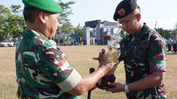 Pangdam XIII/Merdeka Mayjen TNI Mirza Agus, S.I.P., menyerahkan hadiah kepada Pratu Arif di Lapangan Depan Makodam XIII/Merdeka, Manado, Senin 10/8. (ist)