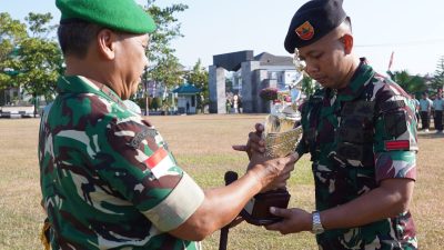Pangdam XIII/Merdeka Mayjen TNI Mirza Agus, S.I.P., menyerahkan hadiah kepada Pratu Arif di Lapangan Depan Makodam XIII/Merdeka, Manado, Senin 10/8. (ist)