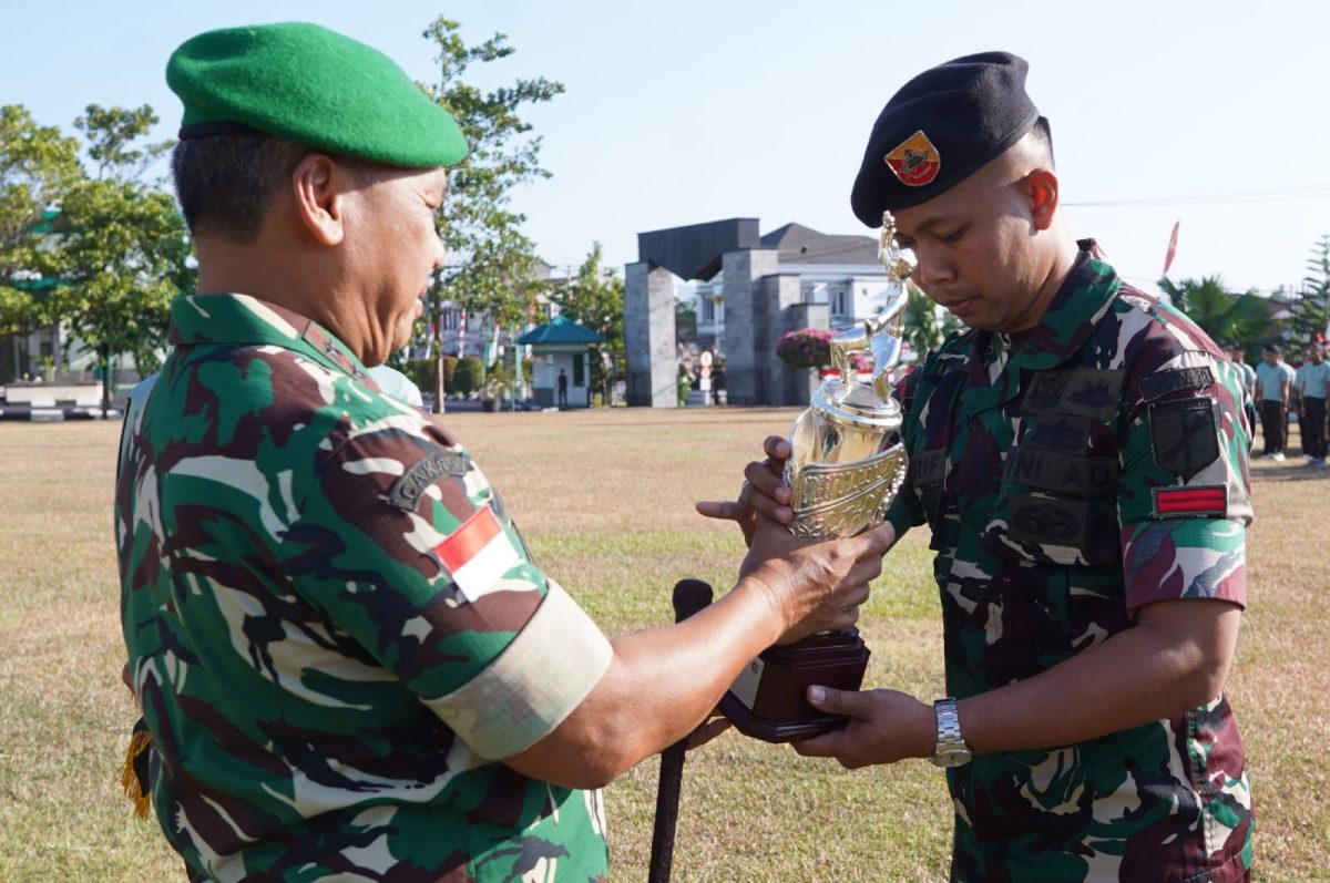 Pangdam XIII/Merdeka Mayjen TNI Mirza Agus, S.I.P., menyerahkan hadiah kepada Pratu Arif di Lapangan Depan Makodam XIII/Merdeka, Manado, Senin 10/8. (ist)