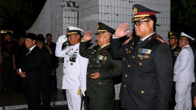 Pangdam XIII/Merdeka Mayjen TNI Mirza Agus mengikuti Apel Kehormatan dan Renungan Suci (AKRS) di Taman Makam Pahlawan (TMP) Kairagi, Manado, Senin (17/8/2026) dini hari.