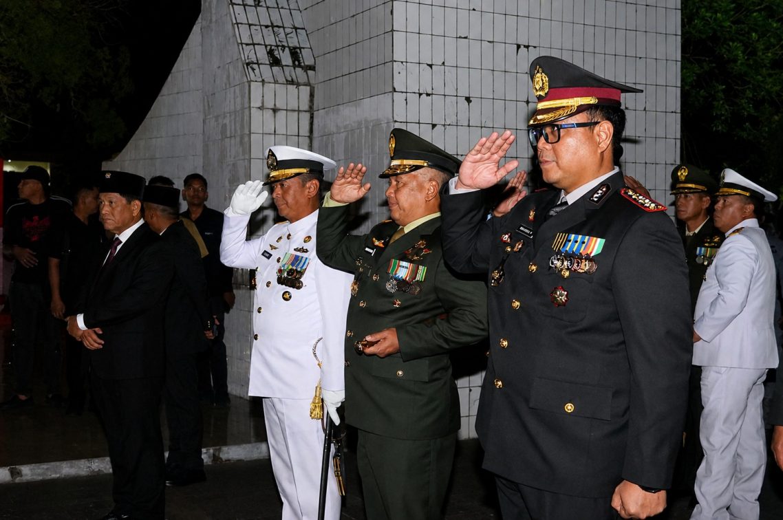 Pangdam XIII/Merdeka Mayjen TNI Mirza Agus mengikuti Apel Kehormatan dan Renungan Suci (AKRS) di Taman Makam Pahlawan (TMP) Kairagi, Manado, Senin (17/8/2026) dini hari.